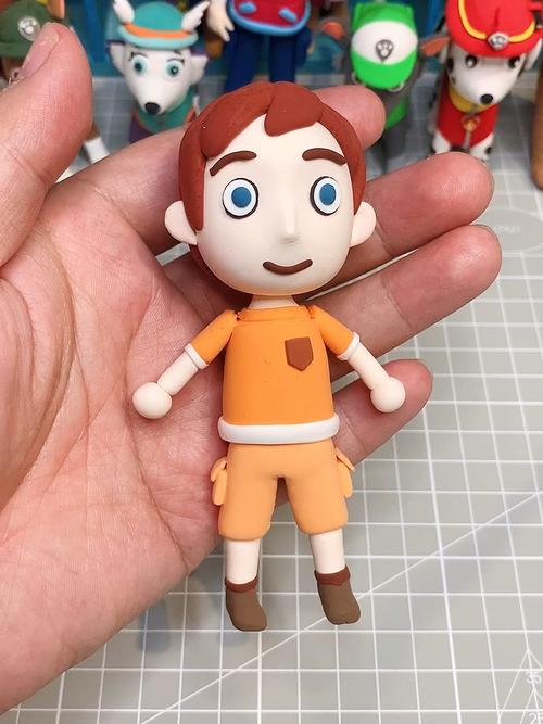 小男孩与软泥玩具：安全玩耍小贴士