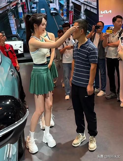 网友热议车模湿露露：尺度大胆还是另类炒作？