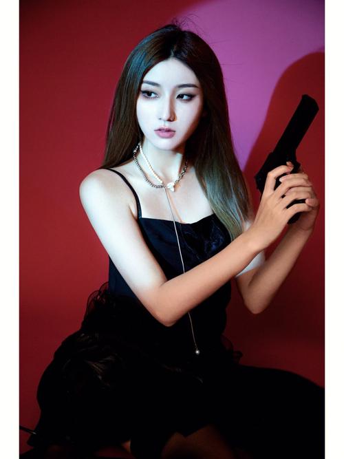 王牌女特工：抗战烽火中的巾帼英雄传奇