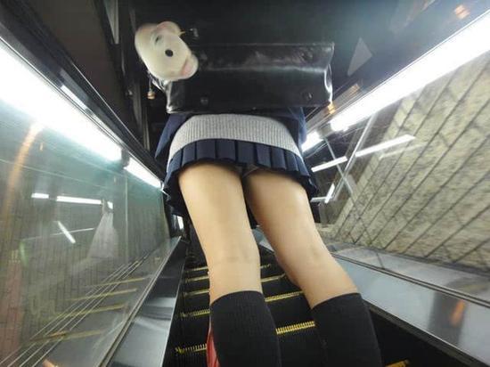 裙底风光图引热议：是意外还是炒作？真相究竟如何？