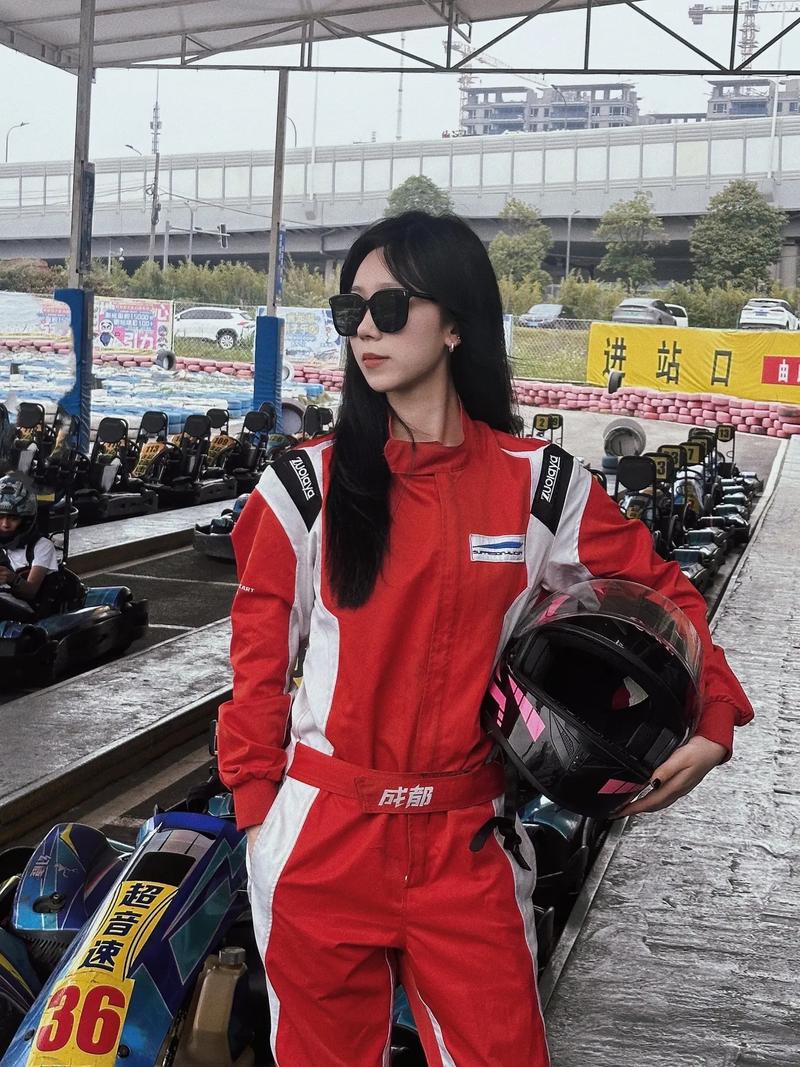 美女卡丁车竞速：刺激赛道，火辣车手等你来战！